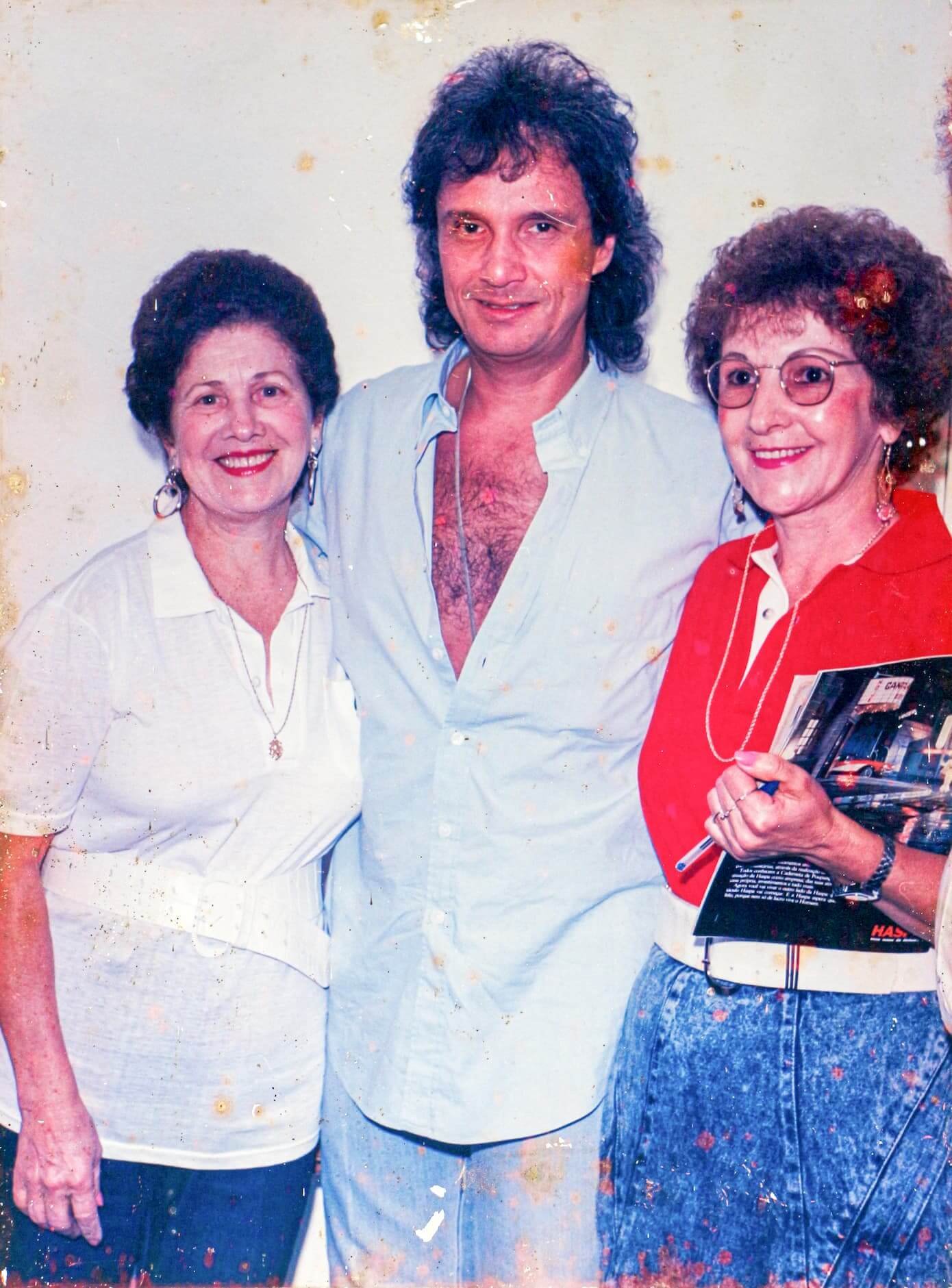 A imagem mostra as irmãs Volpato com o cantor Roberto Carlos, em 1987.