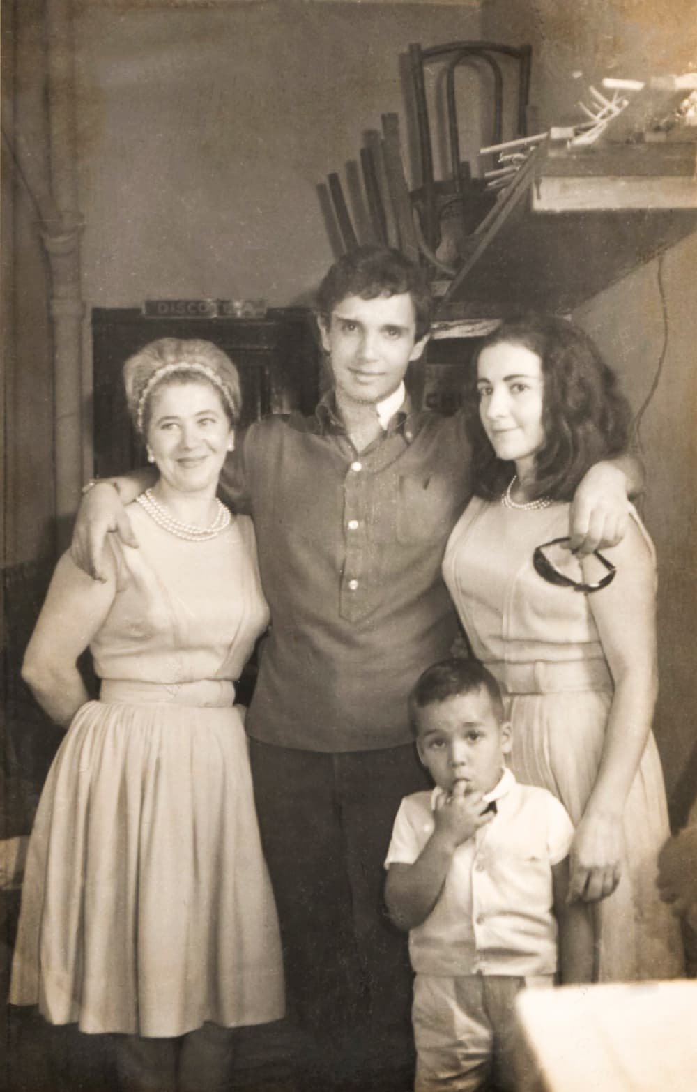 A imagem mostra as irmãs Volpato com um sobrinho criança e o cantor Roberto Carlos, em 1966.