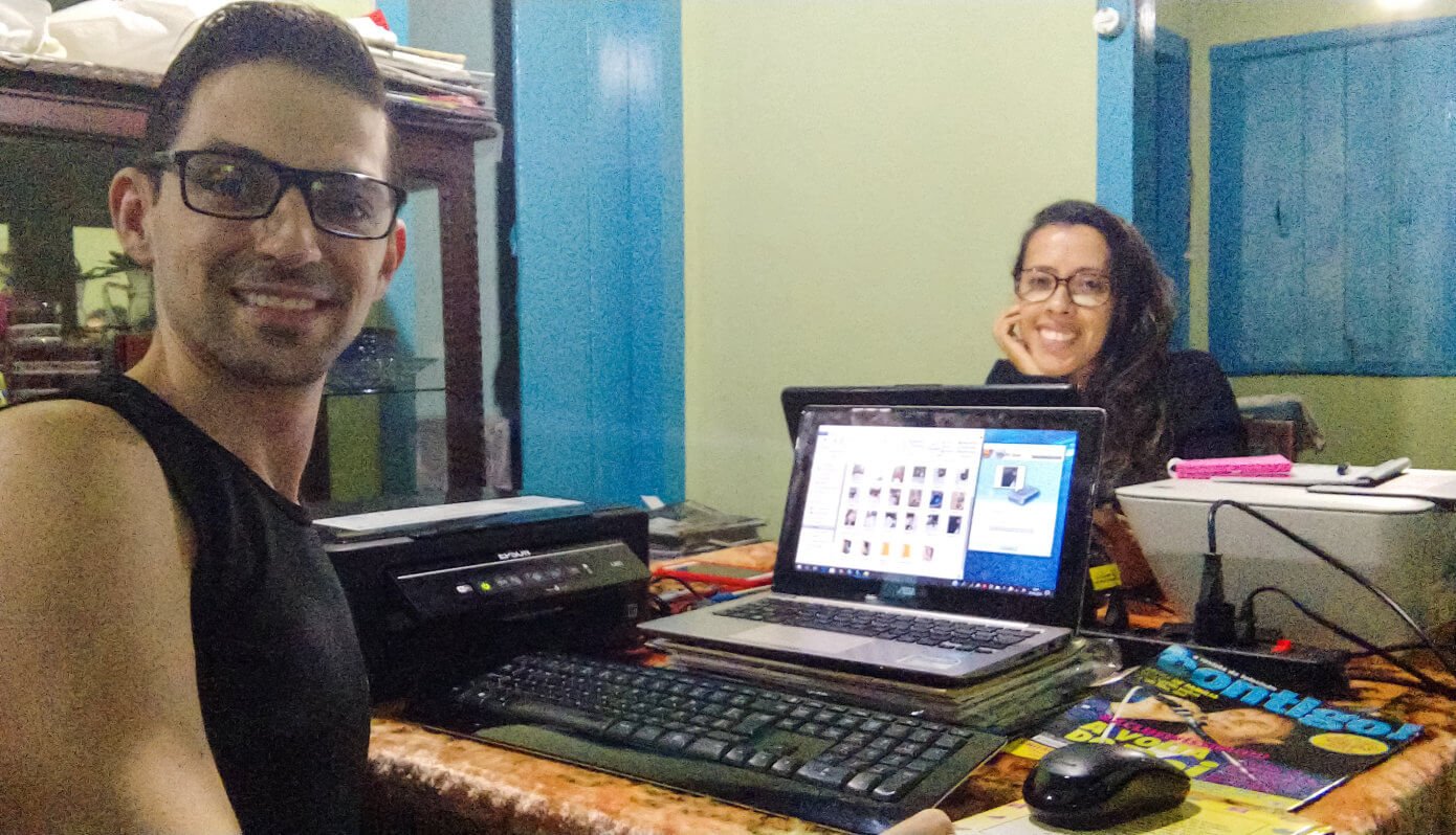 Luan Volpato e Sara Moreira digitalizando revistas do acervo de Gercy Volpato.